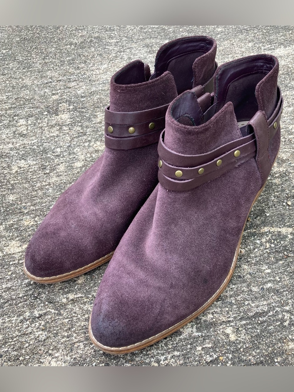 CLARKS Somerset Breccan Purple Suede Studded Ankle Strap Booties Size 8.5